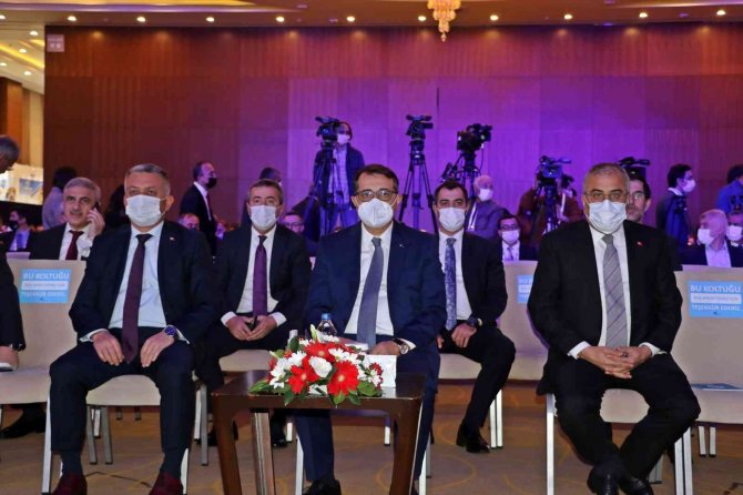 Bakan Dönmez: “(Karadeniz’de Keşfedilen Gaz) 2022’nin Baharında Suyun Altına Boruları Yerleştirerek İlk Kaynağı Vuracağız”