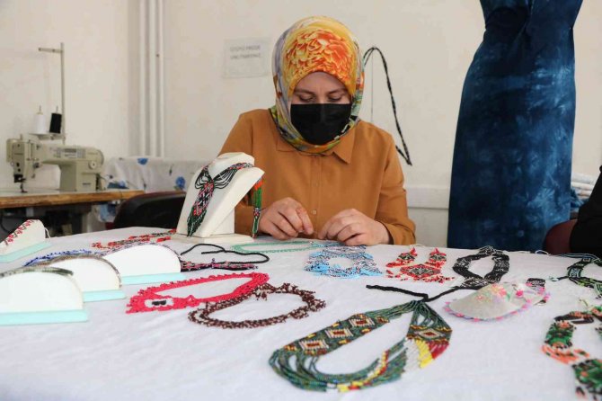 Türk Motifleri Takı Ve Elbiselerde Hayat Buluyor