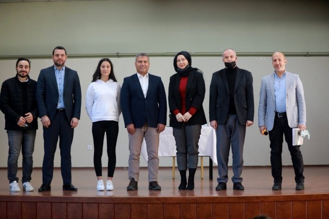 Saü İ̇letişim Fakültesi Dekanı, Sosyal Medya Ve Dijital Medyanın Önemini Anlattı