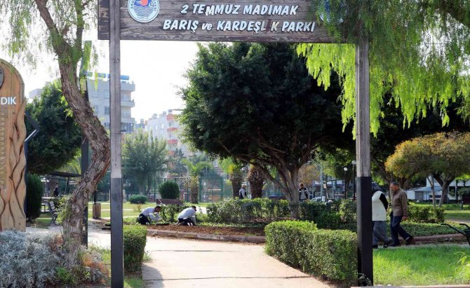 Akdeniz Belediyesi, Park Ve Yeşil Alanları Çiçeklendiriyor