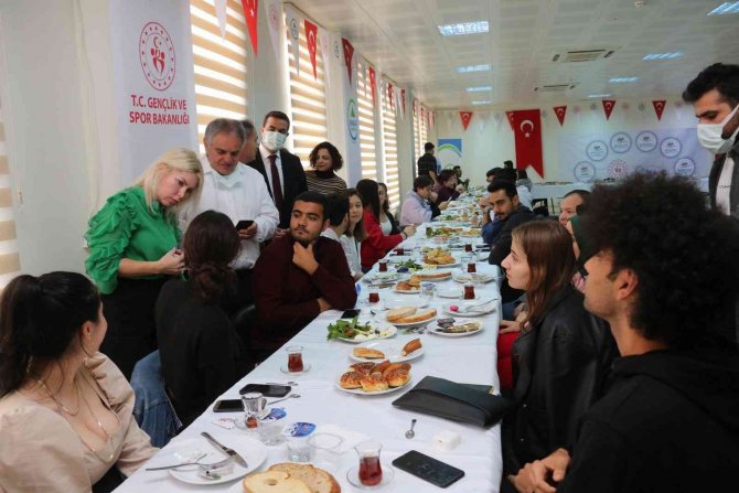 Aü Rektörü Özkan: “Akdeniz Üniversitesi Olarak Biz Büyük Bir Aileyiz”