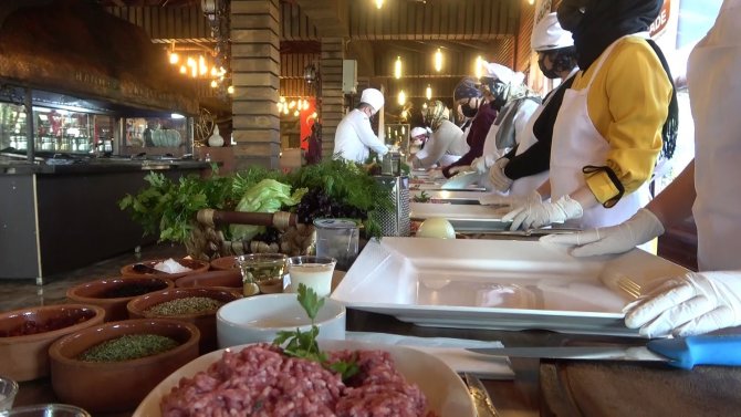 Arnavutköy’de Öğretmenler Mutfağa Girdi, En Güzel Köfteyi Pişiren Yarım Altın Kazandı