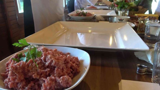 Arnavutköy’de Öğretmenler Mutfağa Girdi, En Güzel Köfteyi Pişiren Yarım Altın Kazandı