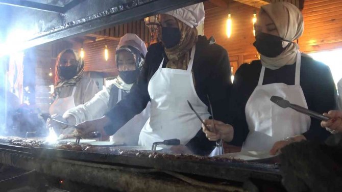 Arnavutköy’de Öğretmenler Mutfağa Girdi, En Güzel Köfteyi Pişiren Yarım Altın Kazandı