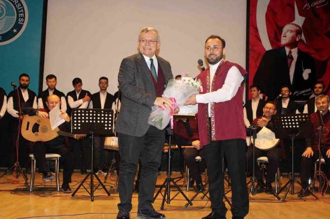 Balıkesir İ̇lahiyat Fakültesi Türk Tasavvuf Müziği Topluluğu İlk Konserini Verdi