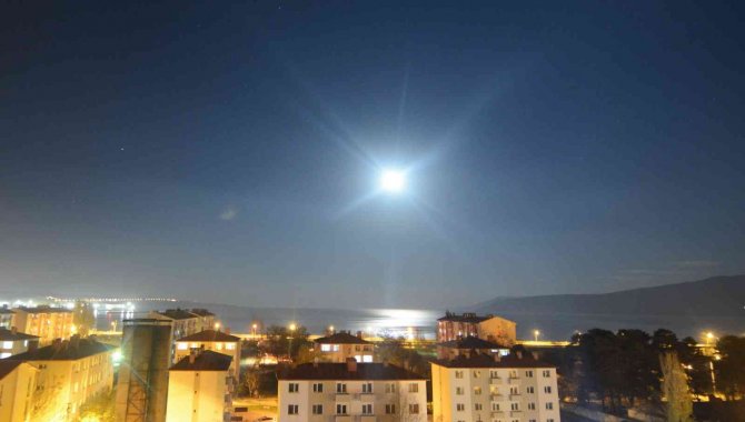 Yakamoz Işığı Van Gölü’nü Aydınlattı