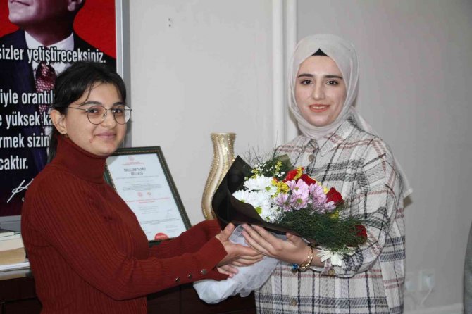 Elazığ’da Görev Yapan En Genç Ve En Tecrübeli Öğretmene Anlamlı Ziyaret