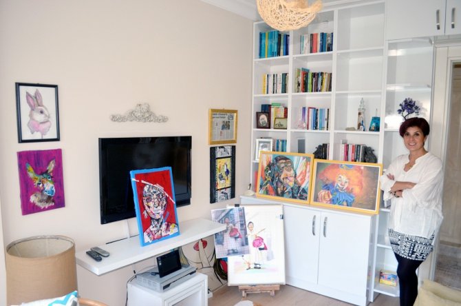 Evini Sanat Galerisine Çevirdi