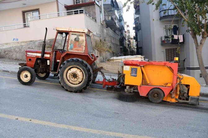 Kuşadası İ̇kiçeşmelik Mahallesi’nde Temizlik Çalışması Gerçekleştirdi