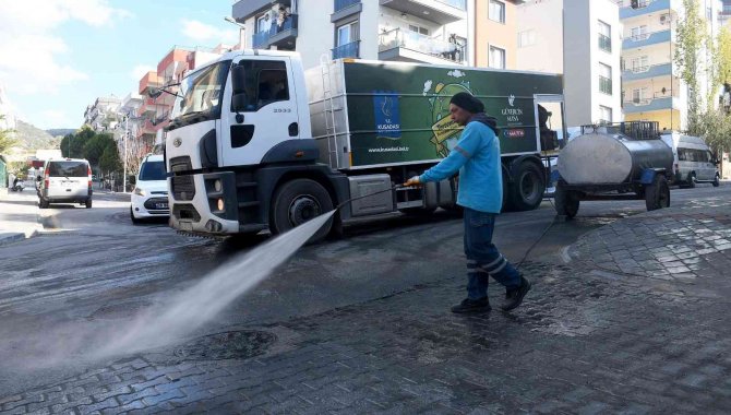 Kuşadası İ̇kiçeşmelik Mahallesi’nde Temizlik Çalışması Gerçekleştirdi