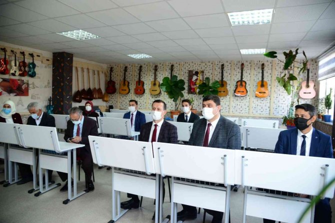 Kahramankazan Belediyesi Okul Ve Öğrencilere Destek Olmaya Devam Ediyor