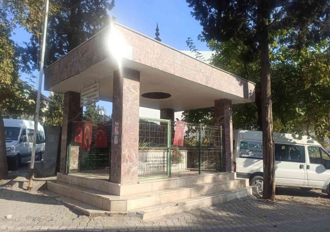 Sokak Ortasındaki Şehitlik İlgi Görüyor