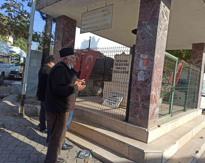 Sokak Ortasındaki Şehitlik İlgi Görüyor