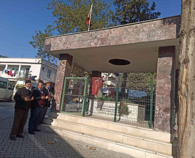 Sokak Ortasındaki Şehitlik İlgi Görüyor