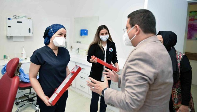 Tütüncü’den Diş Hekimlerine Kırmızı Karanfil