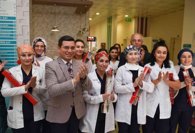 Tütüncü’den Diş Hekimlerine Kırmızı Karanfil