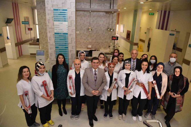 Tütüncü’den Diş Hekimlerine Kırmızı Karanfil