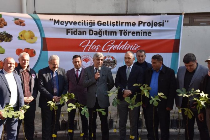 Manisalı Üreticilere İki Kurumdan Fidan Desteği