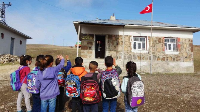 Eğitim Meleği Canan Öğretmen, Çocuk Ve Kadınların Gönlüne Dokunuyor