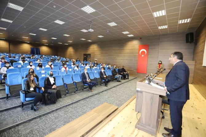 Nevü’den "Mezuniyet Sonrası Bir Diş Hekimini Neler Bekler" Konulu Konferans