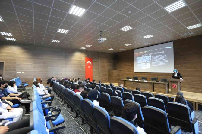 Nevü’den "Mezuniyet Sonrası Bir Diş Hekimini Neler Bekler" Konulu Konferans