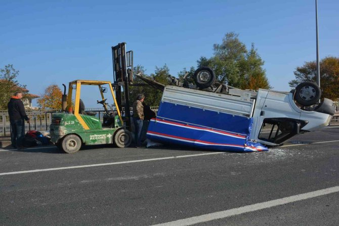 Tekeri Patlayan Yem Yüklü Kamyonet Takla Attı