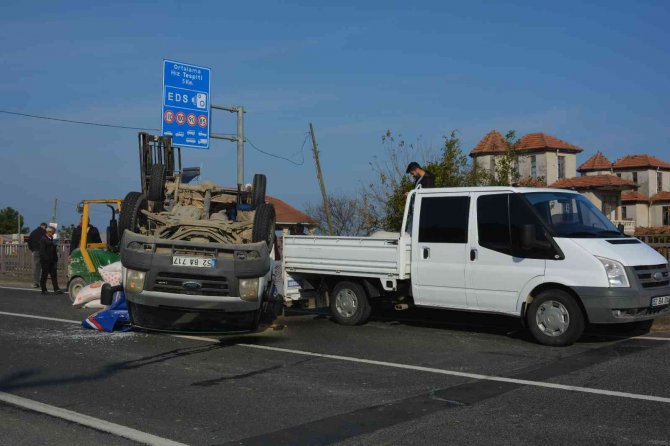 Tekeri Patlayan Yem Yüklü Kamyonet Takla Attı