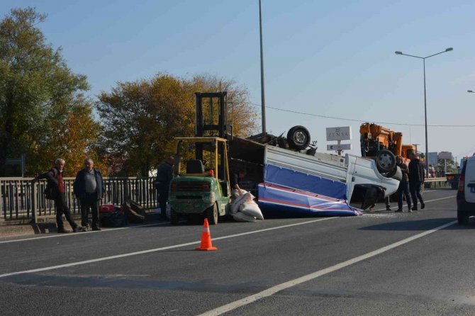Tekeri Patlayan Yem Yüklü Kamyonet Takla Attı