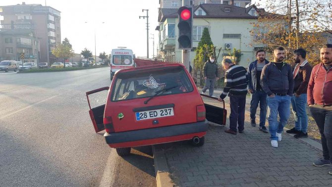 Direğe Çarpan Araç Hurdaya Döndü: 1 Yaralı