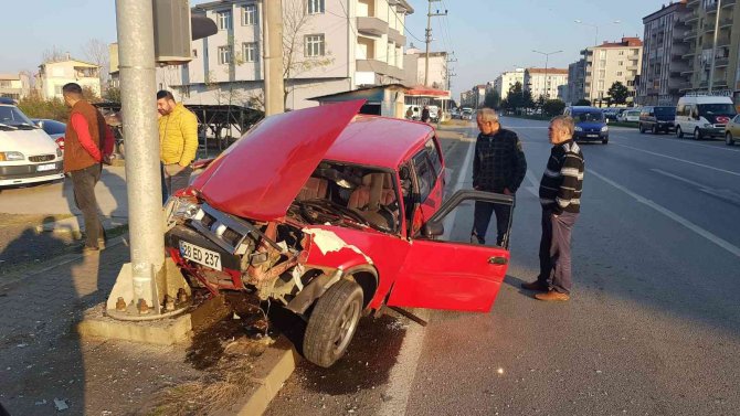 Direğe Çarpan Araç Hurdaya Döndü: 1 Yaralı