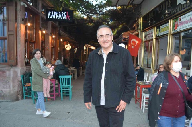 Sunay Akın Ayvalık’ı Sosyal Medyasından Anlatacak