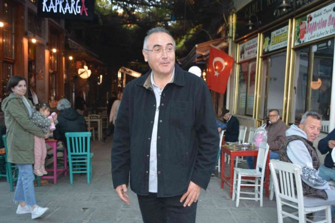 Sunay Akın Ayvalık’ı Sosyal Medyasından Anlatacak