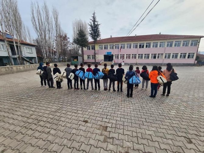 Sungurlu’da İhtiyaç Sahibi Öğrencilere Giysi Yardımı