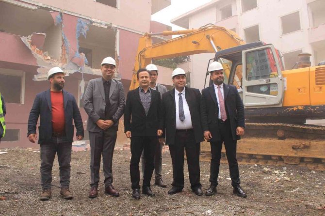 Tuzla’da Deprem Riski Taşıyan 63 Daireli Site Yıkıldı