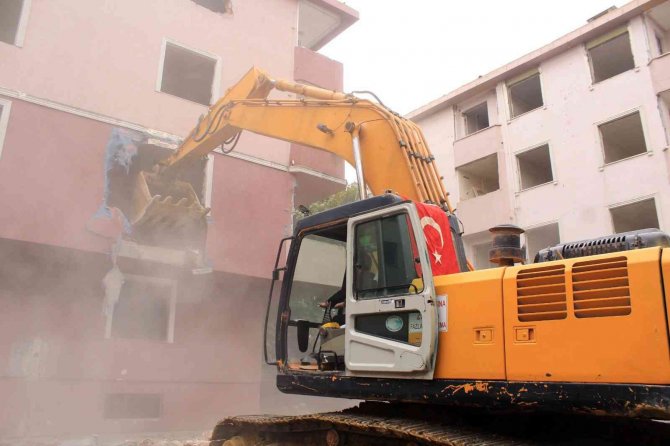 Tuzla’da Deprem Riski Taşıyan 63 Daireli Site Yıkıldı