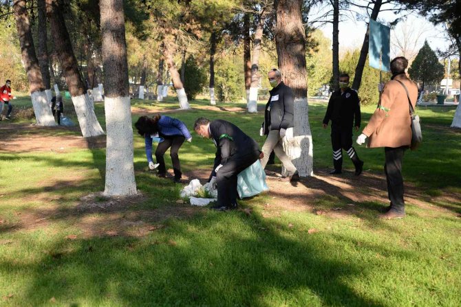 Üniversitenin Gönüllüleri Kampüsteki Atıkları Topladı