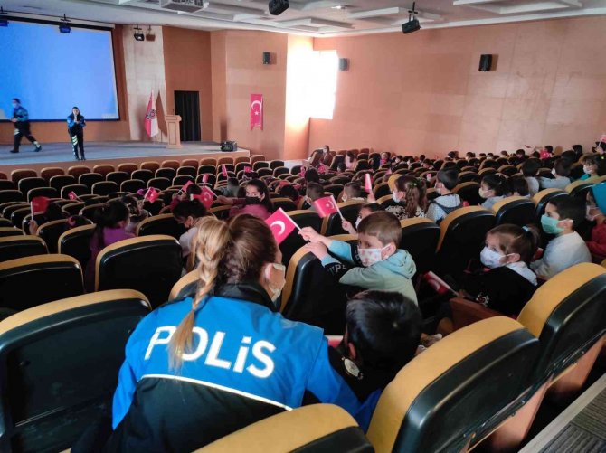 Van Polisi Öğrencileri Sinemayla Tanıştırdı