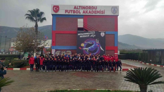 Futbolun Efsaneleri Selçuk’ta Buluştu