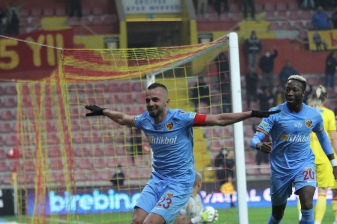 İ̇lhan Parlak İlk Golünü Attı