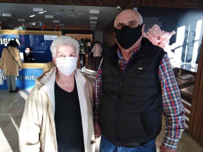 75’lik Çift Aşıya El Ele Geldi, Gençlere Seslendi: “Bir An Evvel Aşı Olun”