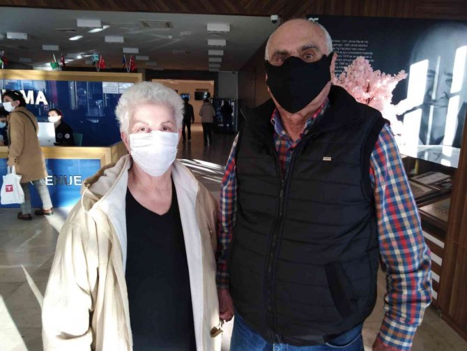 75’lik Çift Aşıya El Ele Geldi, Gençlere Seslendi: “Bir An Evvel Aşı Olun”