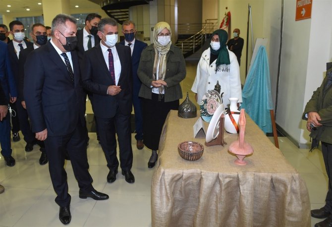 Adana’da 24 Kasım Öğretmenler Günü Kutlandı