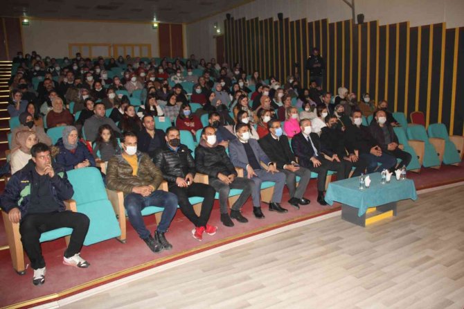 Ağrı’da "Ömür Boyu Öğretmen" Konulu Tiyatro Oyunu Sahnelendi