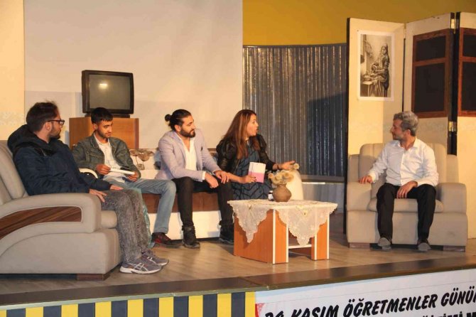 Ağrı’da "Ömür Boyu Öğretmen" Konulu Tiyatro Oyunu Sahnelendi