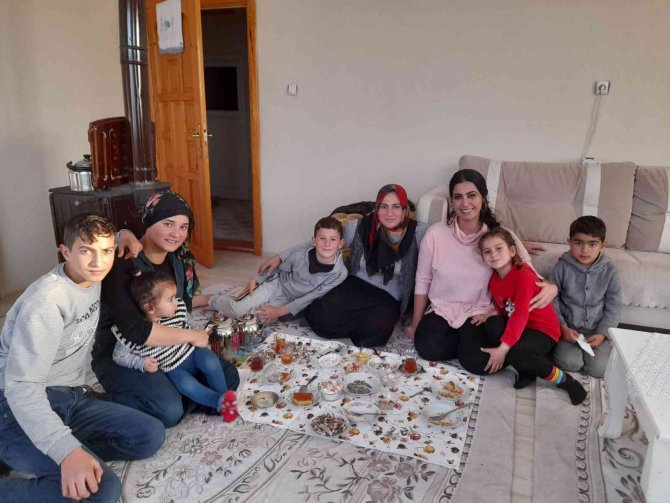 Ağrı’nın “Çalıkuşu” Özlem Öğretmeni Fedakarlıkla Görevini Yapıyor