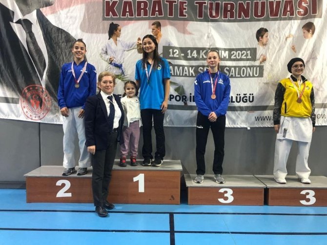 Karate Turnuvasına Sakaryalı Sporcular Damga Vurdu