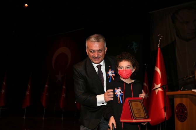 Antalya Valisi Yazıcı: “Öğretmenler, Yaktıkları Meşaleyle Karanlığımızı Aydınlatır”