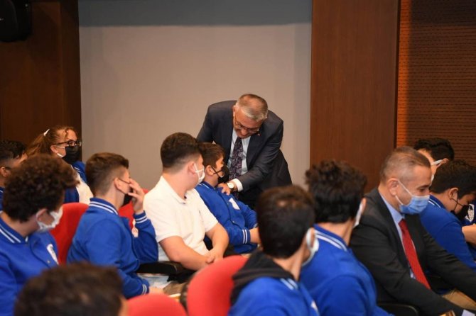 Vali Yazıcı, 110 Öğrenci İle Birlikte Kitap Okudu