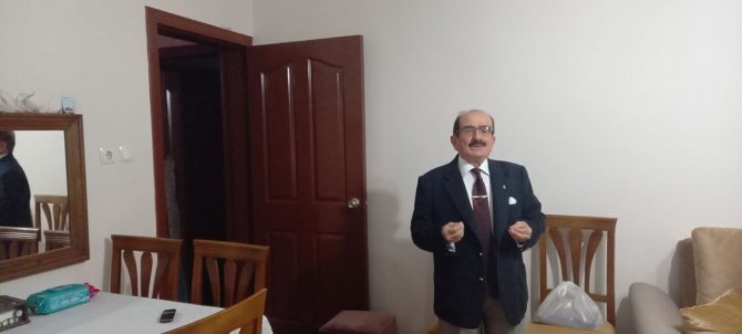 Artvin’de Emekli Öğretmen Rifat Koçak 56 Yıldır Takım Elbisesini Ve Kravatını Çıkartmıyor