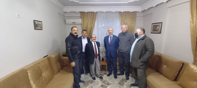 Artvin’de Emekli Öğretmen Rifat Koçak 56 Yıldır Takım Elbisesini Ve Kravatını Çıkartmıyor